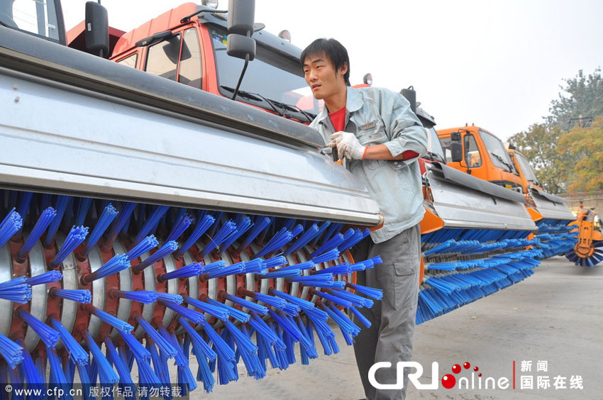 2012年11月3日上午，北京，工作人員正在對(duì)多功能除雪車(chē)進(jìn)行檢修調(diào)試。