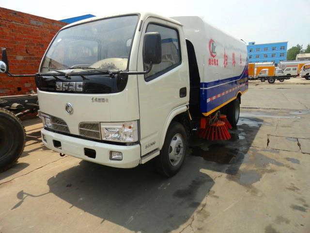  東風(fēng)福瑞卡道路清掃車（<a href=http://www.jswmsh.cn/saoluche/ target=_blank class=infotextkey>掃路車</a>）