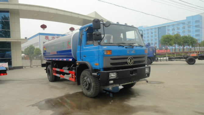 程力廠門(mén) 前的東風(fēng)153<a href=http://www.jswmsh.cn/ssc target=_blank class=infotextkey>灑水車(chē)</a>