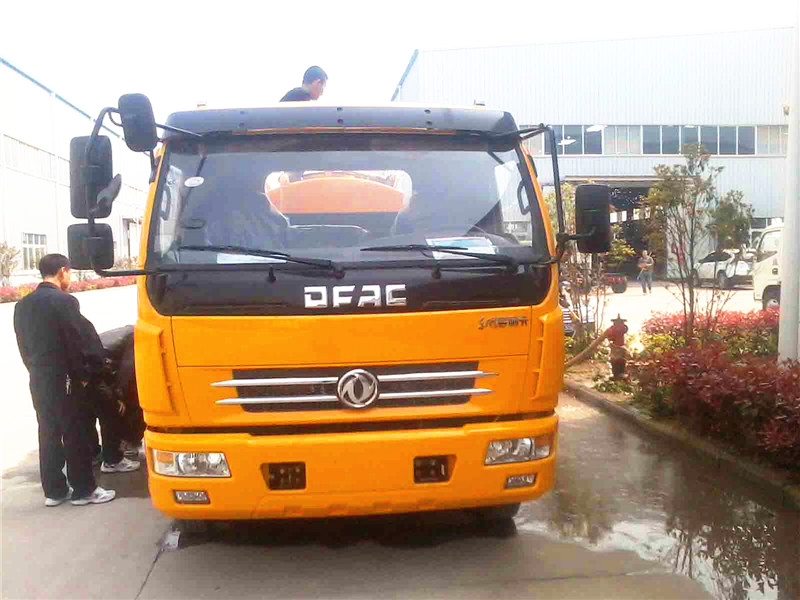 高壓清洗<a href=http://www.jswmsh.cn/xifenche/ target=_blank class=infotextkey>吸糞車(chē)</a>正面圖